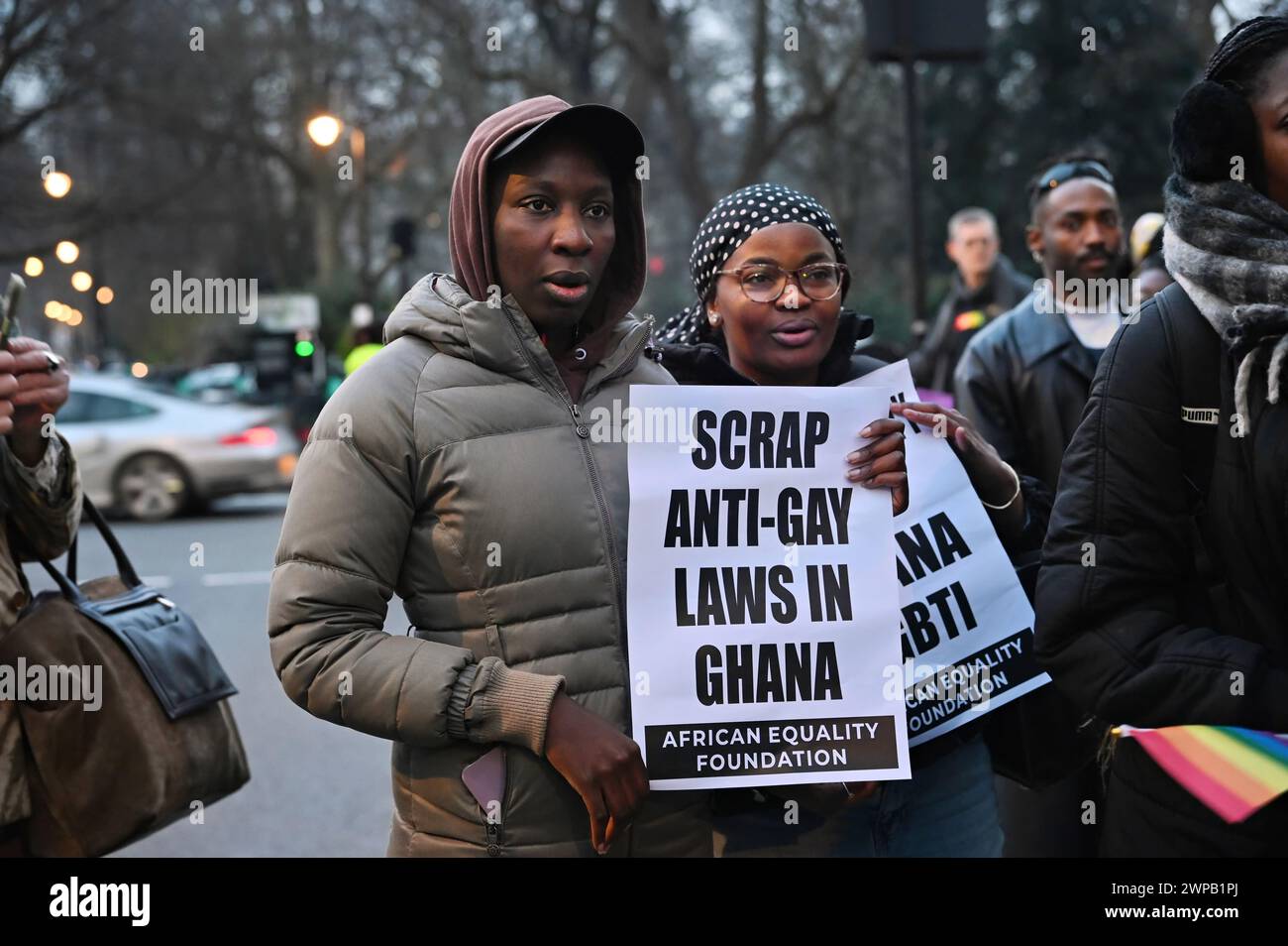 LONDRES, ANGLETERRE - 06 MARS 2024 : environ deux cents frères et sœurs LGBTQ noirs et Queer Ghanéens protestent contre le projet de loi anti-LGBTQ adopté par le Parlement du Ghana le 28/02/2024 devant le Haut-commissariat du Ghana. Le projet de loi attend maintenant le verdict du président Nana. Les manifestants affirment que, comme tous les dirigeants démocratiques, ils veulent conserver le pouvoir en promouvant des cas individuels, soit le fascisme, soit l’anti-LGBTQ, tels que les soi-disant droits de l’homme et la liberté. Ce qu'ils ont toujours rompu leurs promesses. Crédit : Voir Li/Picture Capital/Alamy Live News Banque D'Images