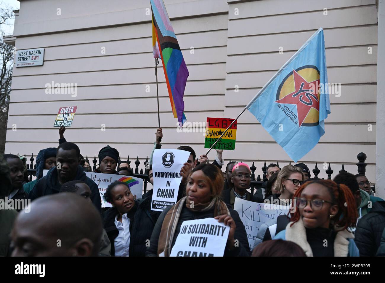 LONDRES, ANGLETERRE - 06 MARS 2024 : environ deux cents frères et sœurs LGBTQ noirs et Queer Ghanéens protestent contre le projet de loi anti-LGBTQ adopté par le Parlement du Ghana le 28/02/2024 devant le Haut-commissariat du Ghana. Le projet de loi attend maintenant le verdict du président Nana. Les manifestants affirment que, comme tous les dirigeants démocratiques, ils veulent conserver le pouvoir en promouvant des cas individuels, soit le fascisme, soit l’anti-LGBTQ, tels que les soi-disant droits de l’homme et la liberté. Ce qu'ils ont toujours rompu leurs promesses. Crédit : Voir Li/Picture Capital/Alamy Live News Banque D'Images