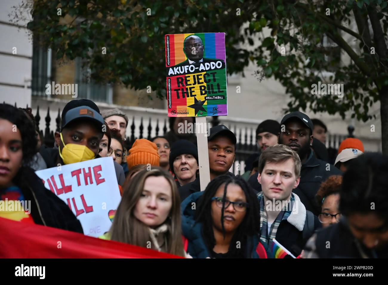 LONDRES, ANGLETERRE - 06 MARS 2024 : environ deux cents frères et sœurs LGBTQ noirs et Queer Ghanéens protestent contre le projet de loi anti-LGBTQ adopté par le Parlement du Ghana le 28/02/2024 devant le Haut-commissariat du Ghana. Le projet de loi attend maintenant le verdict du président Nana. Les manifestants affirment que, comme tous les dirigeants démocratiques, ils veulent conserver le pouvoir en promouvant des cas individuels, soit le fascisme, soit l’anti-LGBTQ, tels que les soi-disant droits de l’homme et la liberté. Ce qu'ils ont toujours rompu leurs promesses. Crédit : Voir Li/Picture Capital/Alamy Live News Banque D'Images