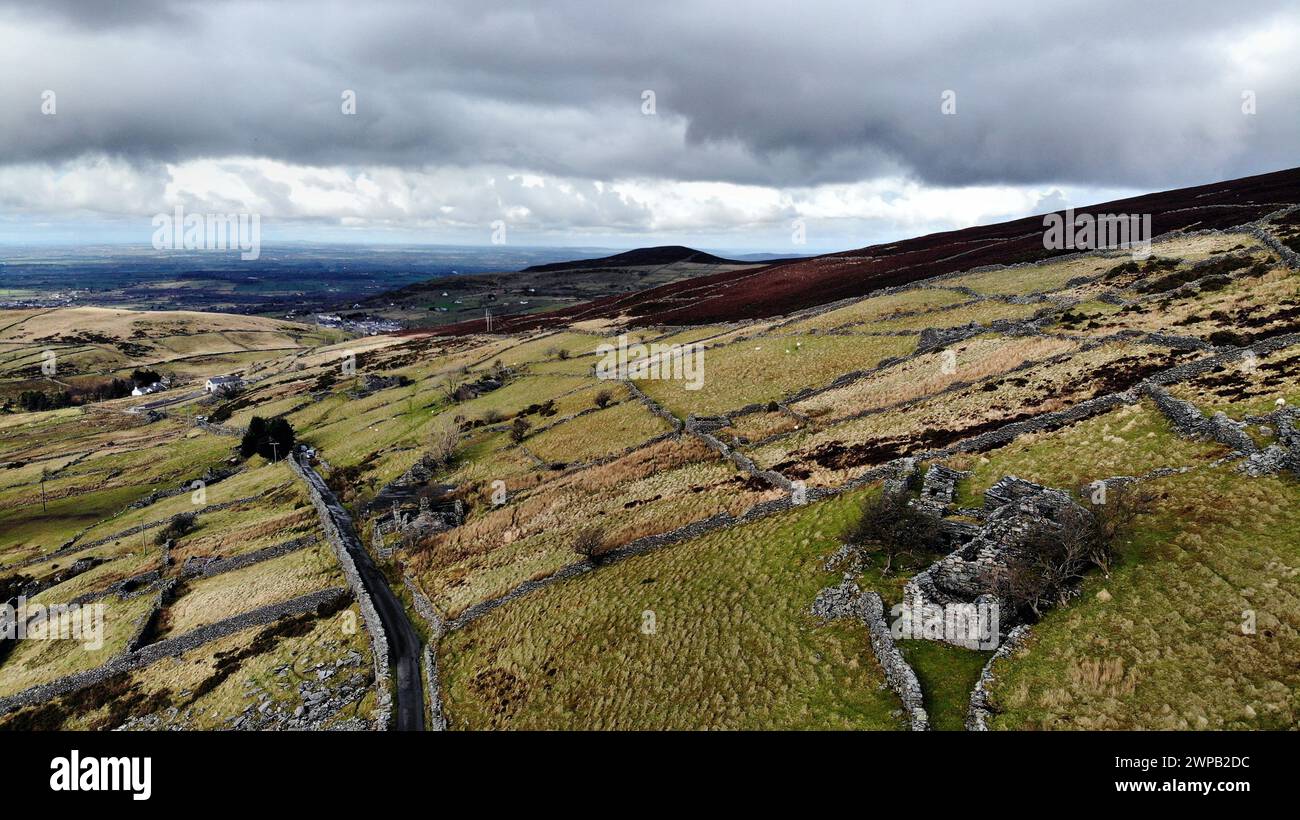 Terres agricoles à flanc de coteau dans le nord-ouest du pays de Galles Banque D'Images