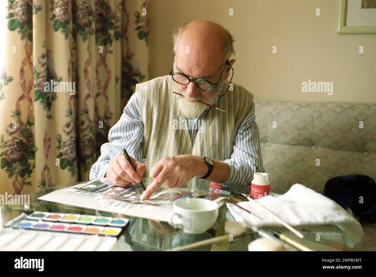 Der Maler Friedensreich Hundertwasser Friedrich Stowasser malt in seinem Zimmer im Hotel Fontenay in Hamburg, 1.4.1992 *** le peintre Friedensreich Hundertwasser Friedrich Stowasser peint dans sa chambre à l'hôtel Fontenay in Hamburg, 1 4 1992 Banque D'Images