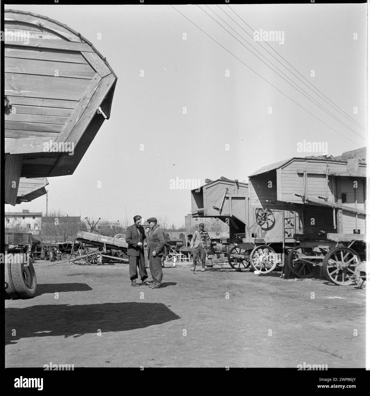 Photographie montrant le parc de machines du Service d'incendie de l'État à Karsk Pyrzycki en 1954, y compris le premier tracteur Ursus d'après-guerre et d'autres véhicules. Banque D'Images