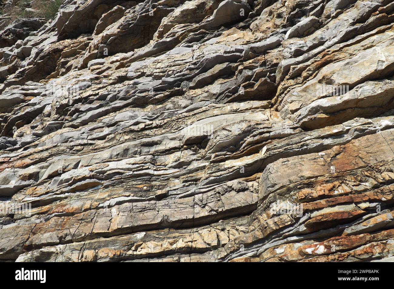 Flysch est une série de roches sédimentaires marines qui sont principalement d'origine clastique et se caractérisent par l'alternance de lithologiques Banque D'Images