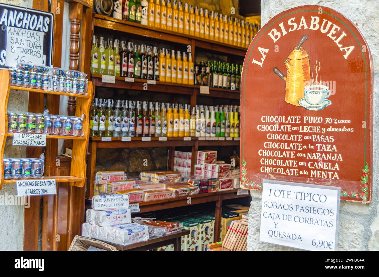 SANTILLANA DEL Mar, ESPAGNE - 2 MAI 2014 : magasin avec des produits alimentaires typiques de Cantabrie dans la ville de Santillana del Mar, dans le nord de l'Espagne Banque D'Images