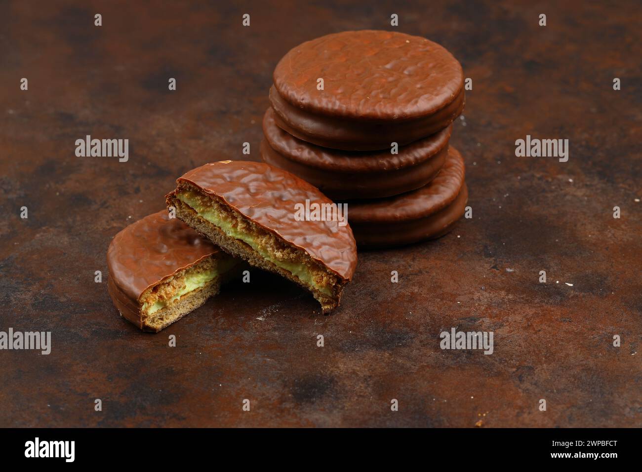 Délicieuses tartes au chocolat sur une table en bois, closeup. Espace pour le texte Banque D'Images
