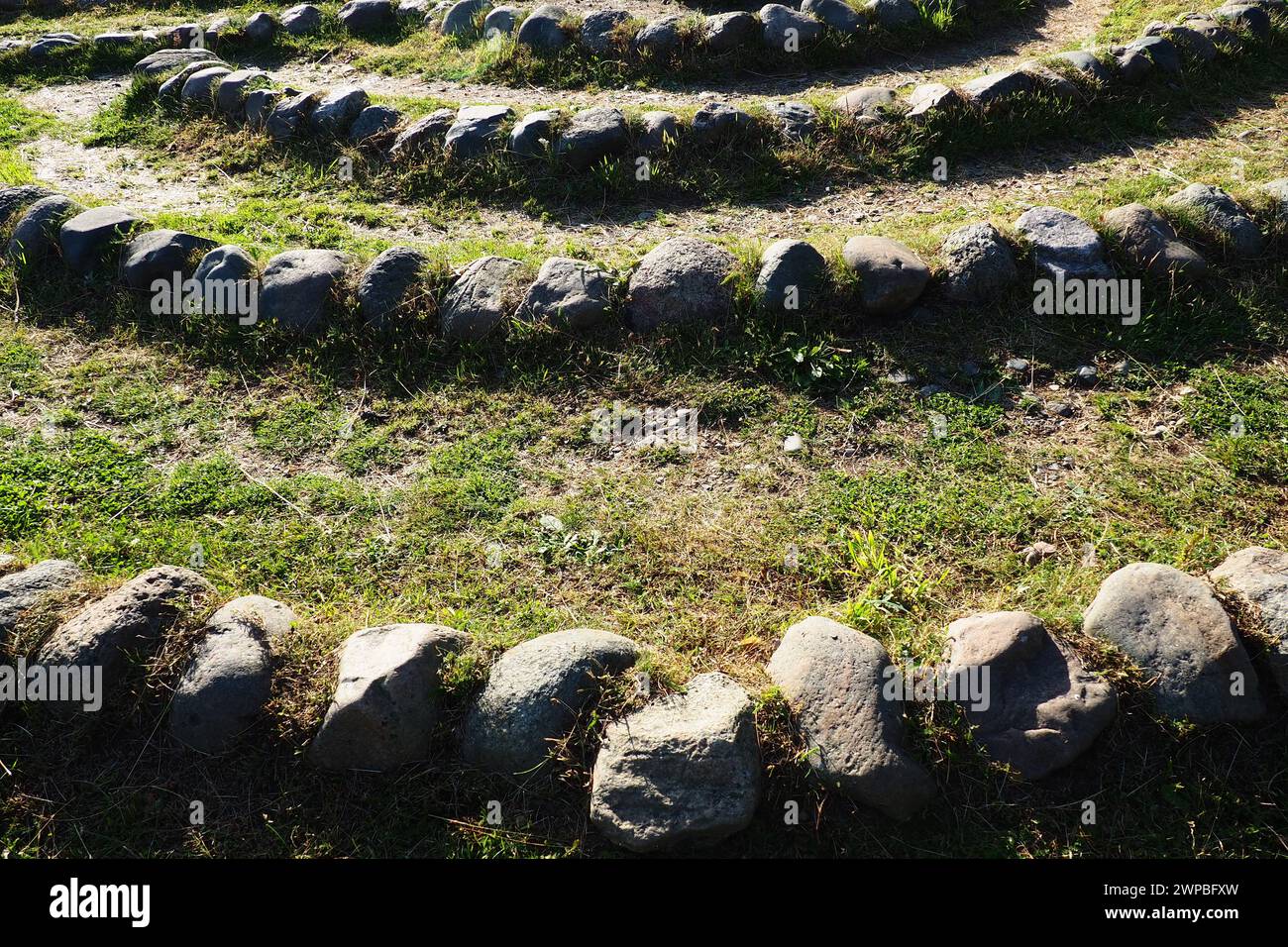 Labyrinthe de pierre près du rocher Devil's Stul sur le lac Onega. Zaozerye, Petrozavodsk, Carélie, Russie. Un lieu magique pour les rituels de l'ancien Banque D'Images