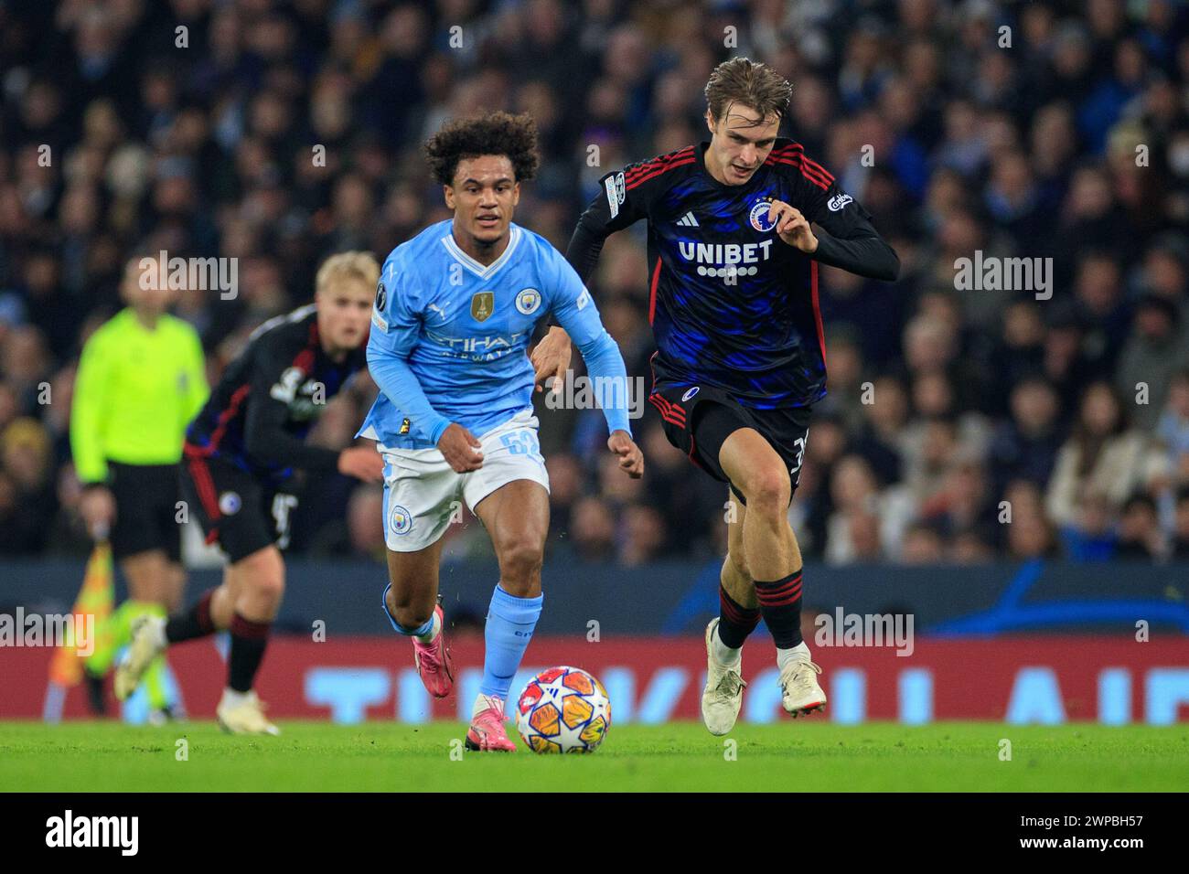 Oscar Bobb #52 de Manchester City en possession du ballon lors du match de l'UEFA Champions League Round of 16 entre Manchester City et le FC Copenhague au stade Etihad de Manchester le mercredi 6 mars 2024. (Photo : Mike Morese | mi News) crédit : MI News & Sport /Alamy Live News Banque D'Images