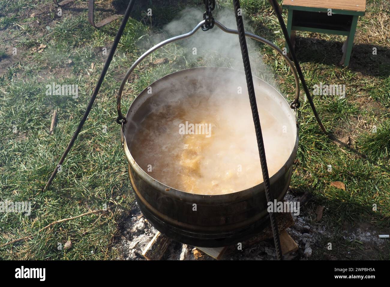 Cuisiner une choucroute serbe traditionnelle des Balkans avec des côtes de porc fumées et de la viande. Grand chaudron de cuve en fonte. De délicieuses gargouilles et cuisines sur Banque D'Images