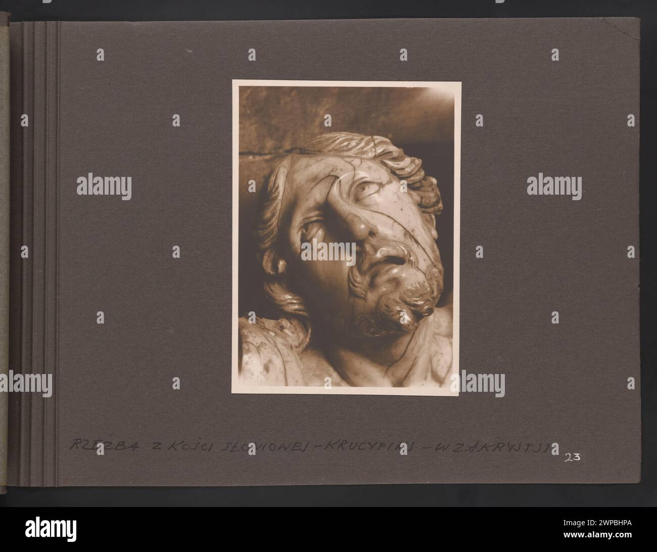 Cette photographie vers 1932 montre le crucifix principal du Christ dans la sacristie de Vilnius Basilique de Stanislaus. L'image documente la sculpture religieuse centrale à l'intérieur de la cathédrale. Banque D'Images