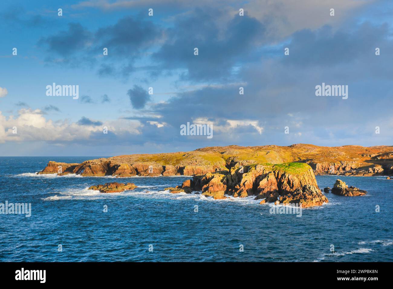 Île dans la baie de Camas Eilean Ghlais, Ross-Shire dans les Highlands du Nord-Ouest de l'Écosse, Royaume-Uni, Écosse, Highland Banque D'Images