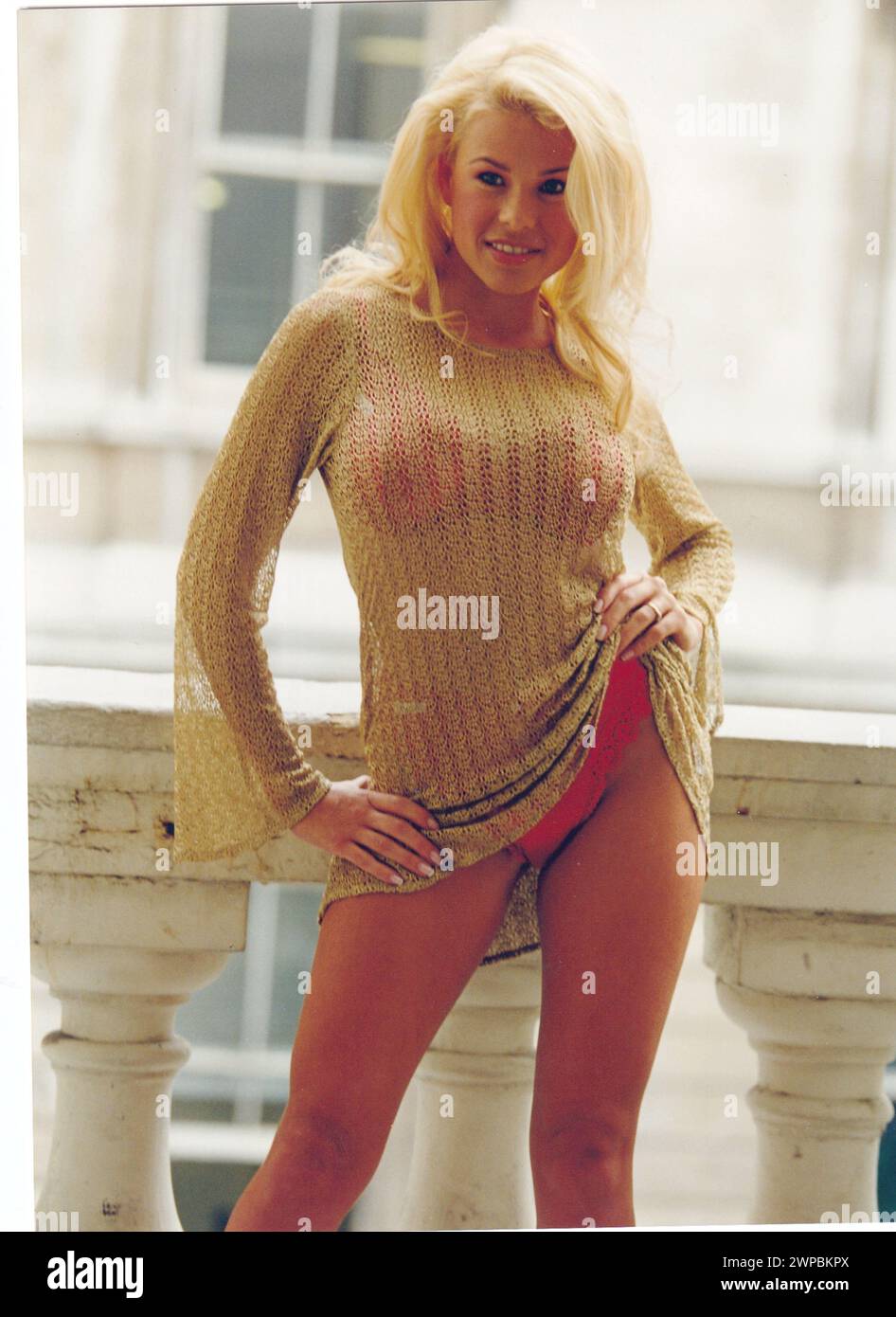 PAGE 3 FILLE ET MANNEQUIN MELINDA MESSENGER, 1998 PIC MIKE WALKER 1998 Banque D'Images