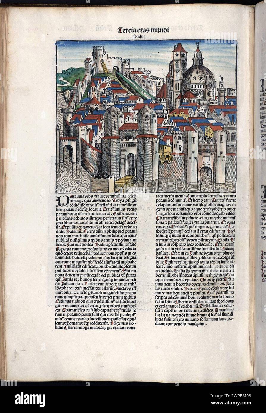 Belles pages gravées sur bois de la chronique de Nuremberg de 1493, qui est une ényclodpedia des événements mondiaux, de la mythologie et de l'histoire chrétienne. Ce travail extra-ordinaire a été l'un des premiers livres jamais imprimés et le premier à intégrer avec succès du texte et des images. Ces pages montrent du texte latin et une gravure de la ville de Padoue en Italie Banque D'Images