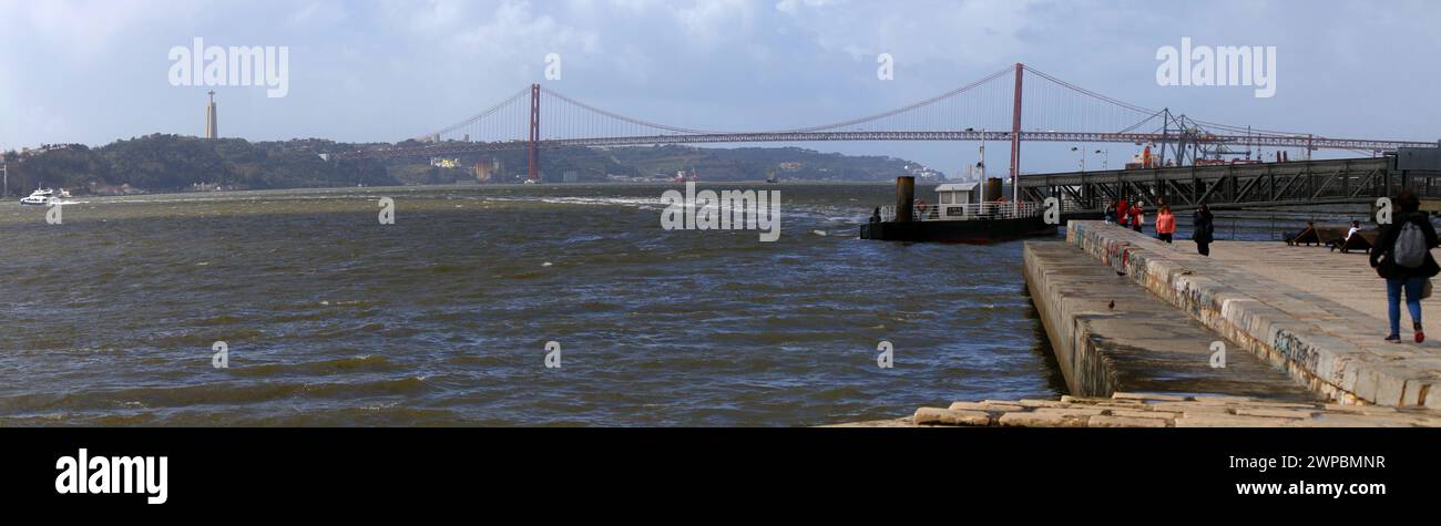 Panorama : Tejo, Christo Rei, Ponte 25 de Abril, Lissabon, Portugal Banque D'Images