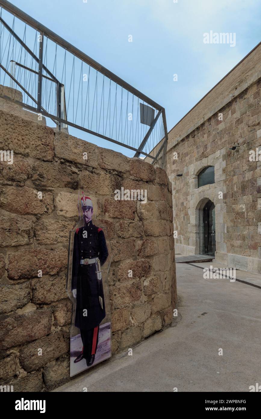 Photo d'un soldat sur le mur du Fort de Noël, à droite du port de la ville néoclassique de Carthagène, région de Murcie, Espagne, Europe. Banque D'Images