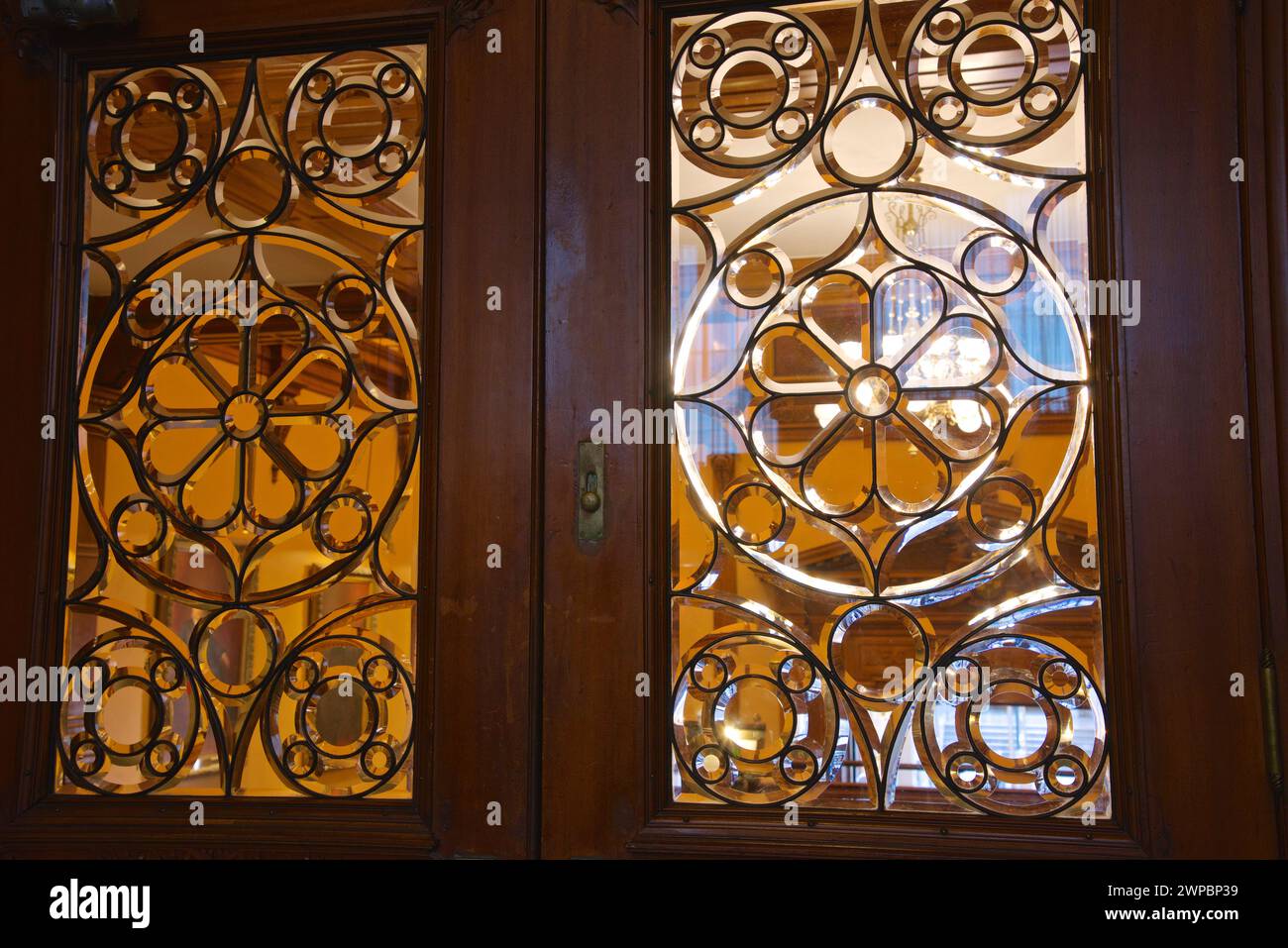 Porte française vintage pour révéler le détail classique avec un mobilier orné, Banque D'Images