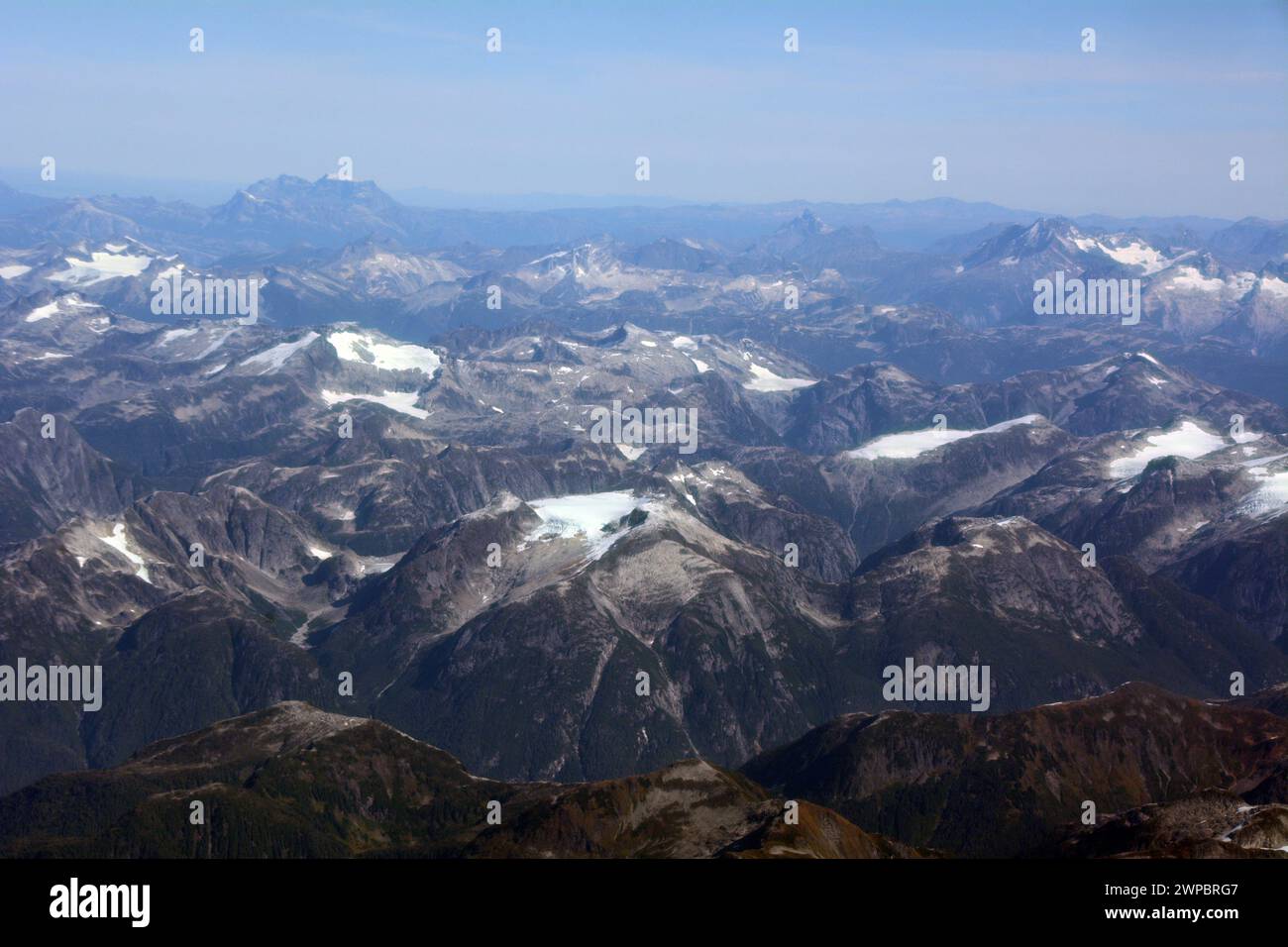Vue aérienne des montagnes côtières de la Colombie-Britannique à la fin de l'été montrant la fonte et le recul glaciaires, près de Bella Coola, Colombie-Britannique, Canada. Banque D'Images