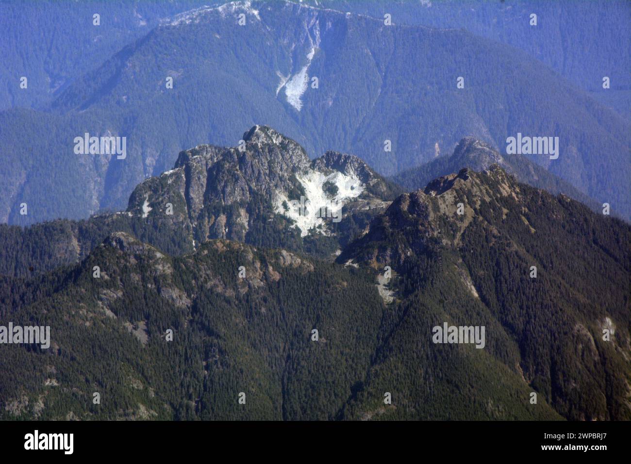 Vue aérienne des sommets et des crêtes du mont Hanover et du mont Brunswick, dans les montagnes de la rive nord, près de la baie du Lion, Colombie-Britannique, Canada. Banque D'Images