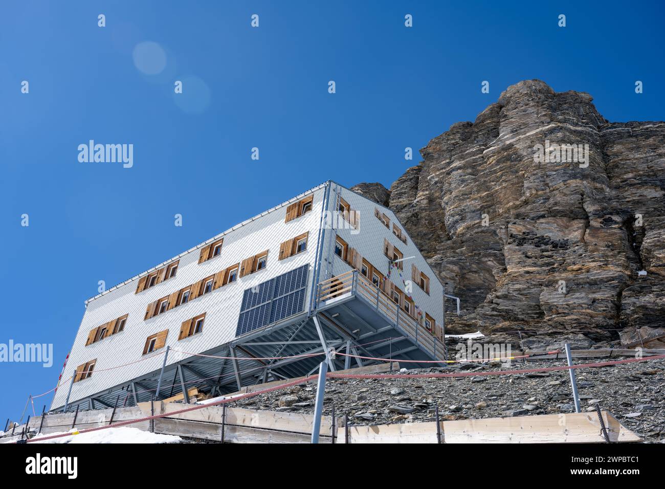 14 avril 2022 - Grindlewald, Sitzerland. Marcher sur un glacier au-dessus de 3 500 m sans expérience d'alpinisme ni équipement, le sentier vers le Mönchsjoch Banque D'Images