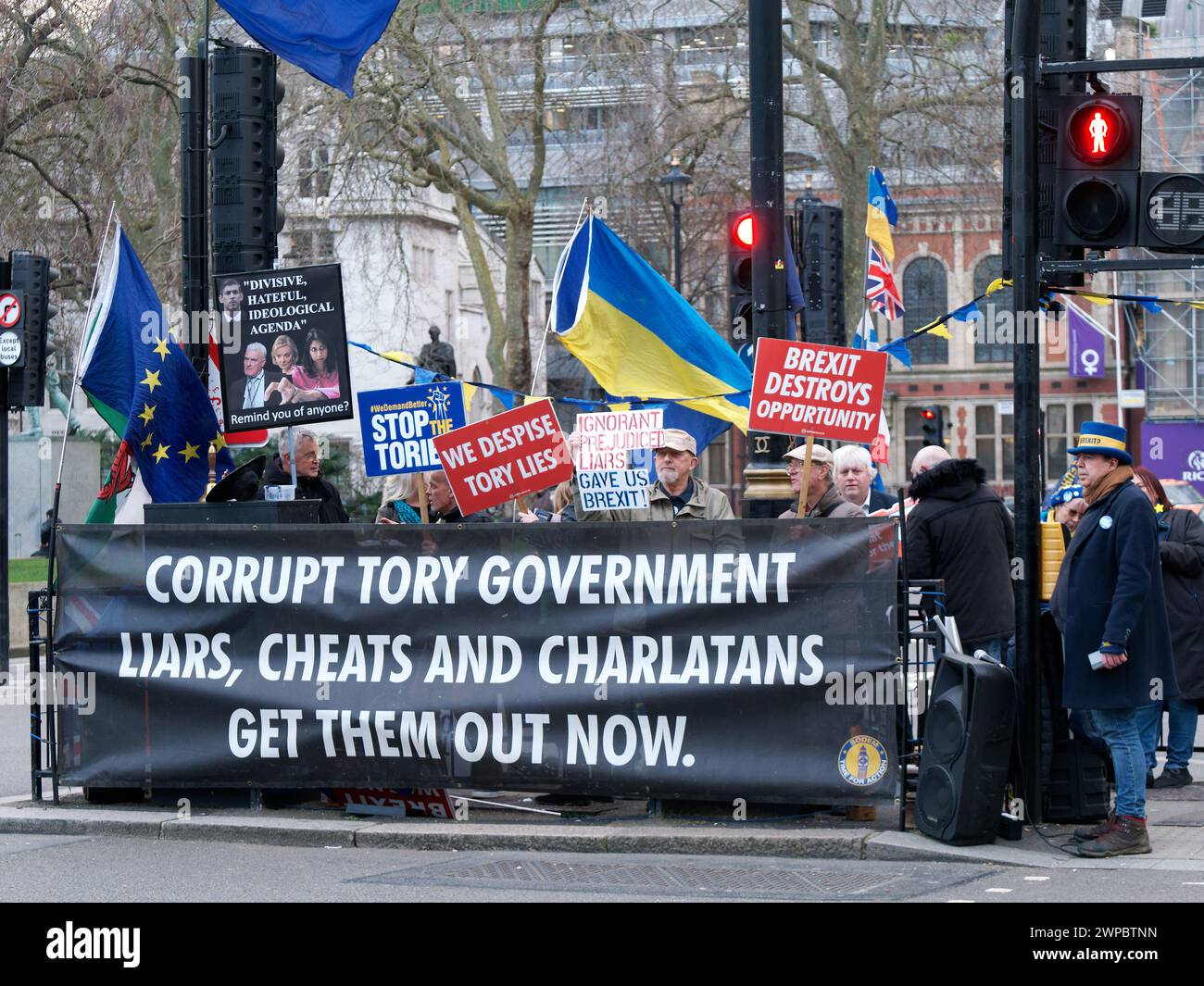 Les manifestants brandissent des banderoles et des pancartes avec des slogans anti-conservateurs et anti-Brexit devant le Parlement de Westminster à Londres le jour du budget 6 mars 2024 Banque D'Images