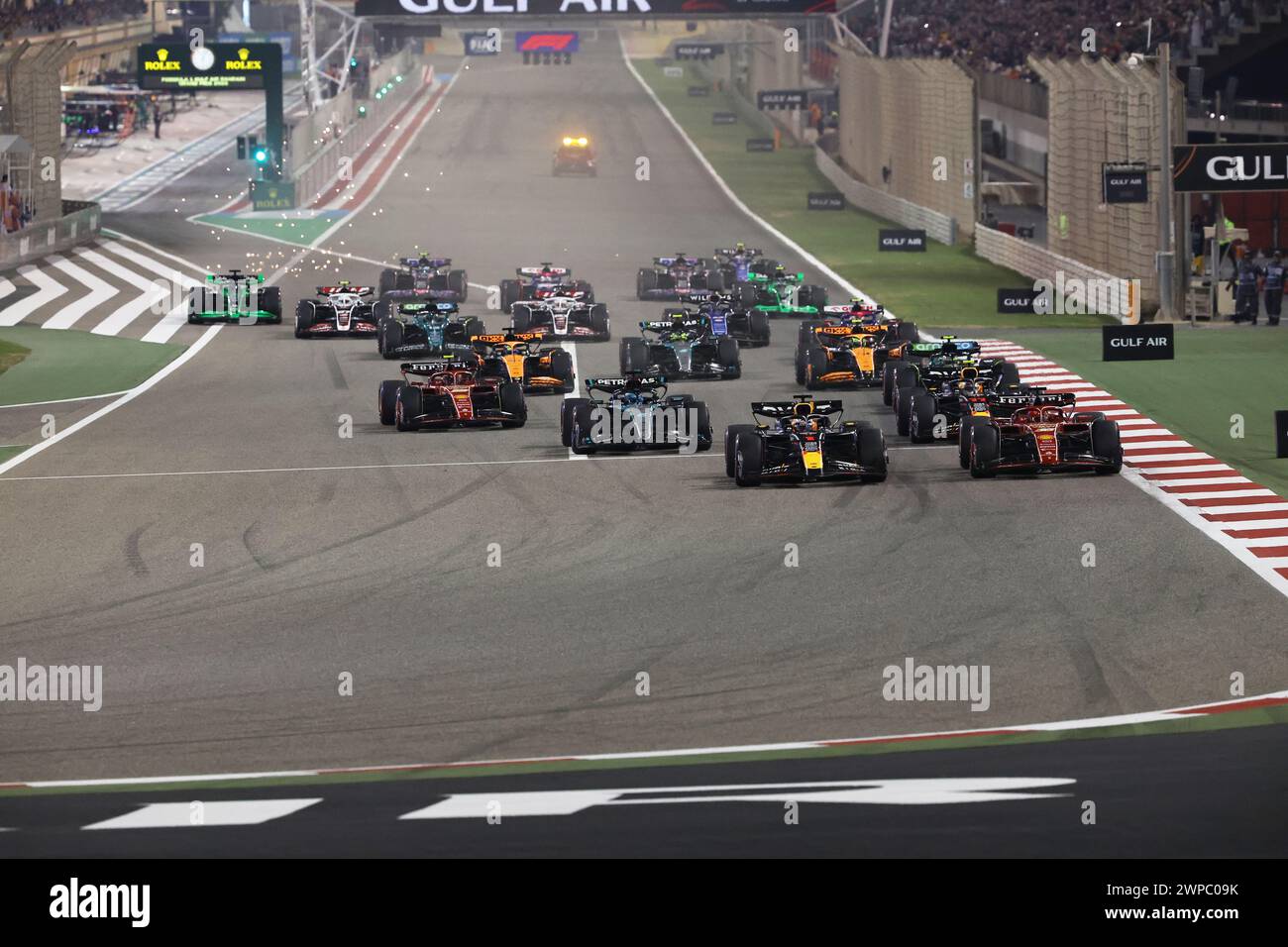 Sakhir, Bahreïn. 02 mars 2024. BAHREÏN, Sakhir, 2. Mars 2024 : départ du Grand Prix de Bahreïn 2024 avec en tête Max Verstappen, et Charles Leclerc - course sur le circuit International de Bahreïn sur 2. Mars 2024 à Bahreïn, course de formule 1, ouverture de saison, photo et copyright Jun QIAN/ATP images (QIAN Jun/ATP/SPP) crédit : SPP Sport Press photo. /Alamy Live News Banque D'Images