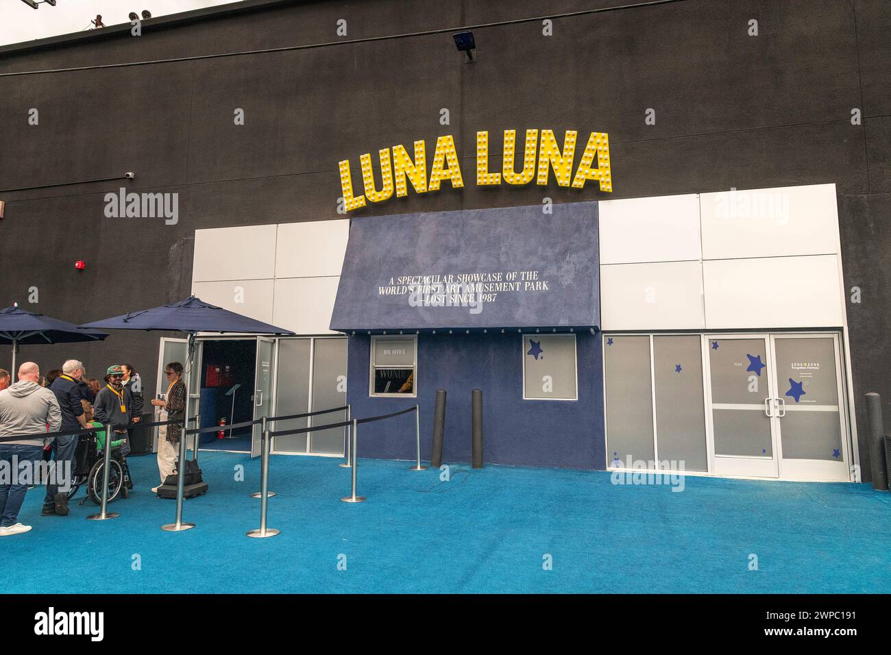Los Angeles, CA, États-Unis – 6 mars 2024 : extérieur de l’exposition Luna Luna Forgotten Fantasy dans le quartier des arts de Los Angeles, CA. Banque D'Images