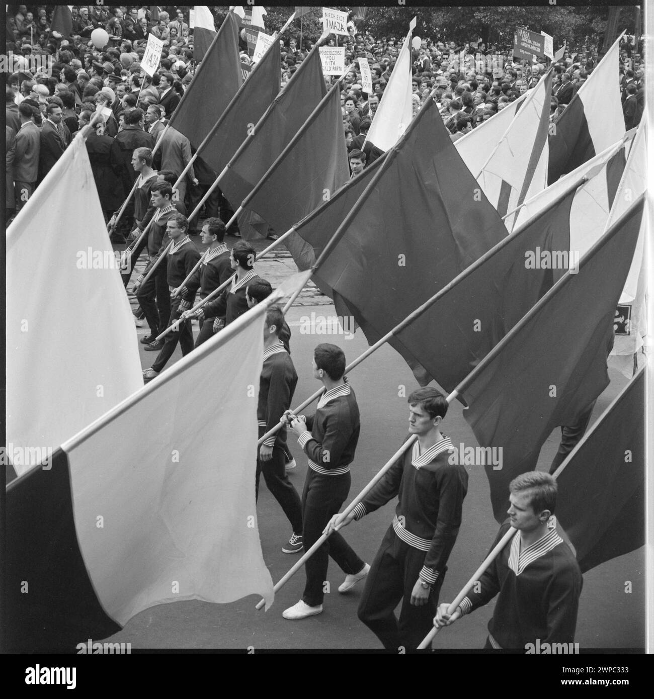 Cortège du 1er mai dans la rue Marszałkowska, Varsovie, le 1er mai 1968, avec des représentants de l'Association sportive académique, photographiés par Wiesław Prażuch. Banque D'Images
