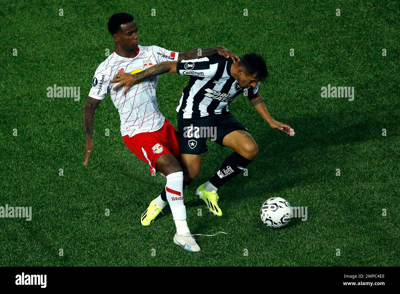 Rio de Janeiro, Brésil. 06 mars 2024. Damian Suarez de Botafogo se bat pour le ballon de possession avec Helinho de Red Bull Bragantino, lors du match entre Botafogo et Red Bull Bragantino pour la troisième phase de la Copa CONMEBOL Libertadores 2024, au stade Nilton Santos, à Rio de Janeiro, Brésil, le 06 mars. Photo : Nadine Freitas/DiaEsportivo/Alamy Live News crédit : DiaEsportivo/Alamy Live News Banque D'Images