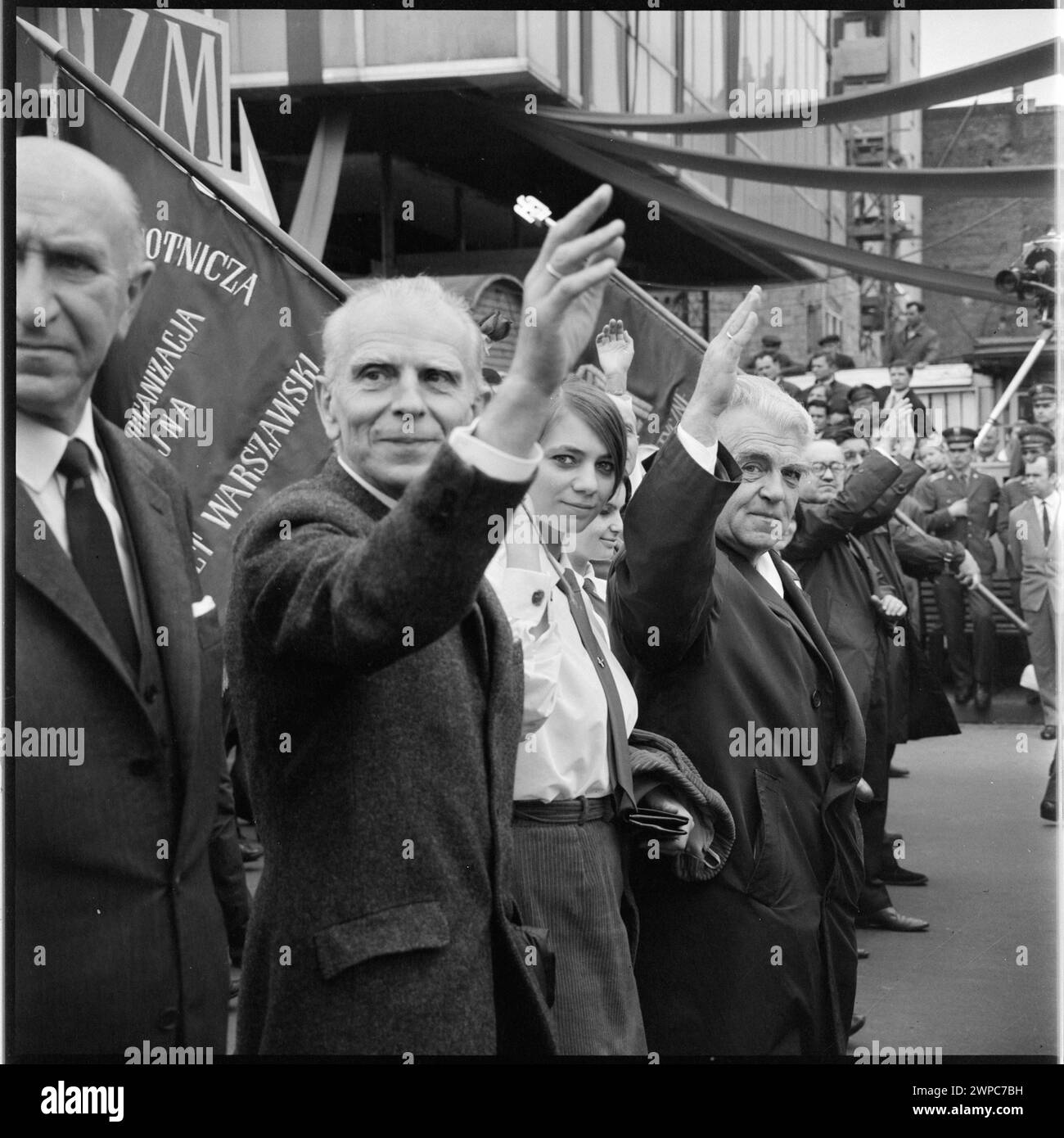 Photographie de la procession du 1er mai sur ul. Marsza à Varsovie le 1er mai 1968, montrant les participants et le cadre urbain. Banque D'Images