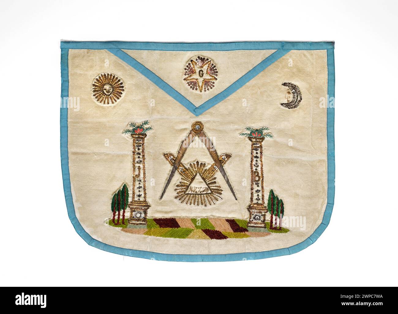 Tablier de maître franc-maçon datant d'environ 1820, avec des colonnes Boaz et Jakin, une boussole, un carré et les emblèmes d'étoile de Salomon, représentant des symboles et des traditions maçonniques. Banque D'Images