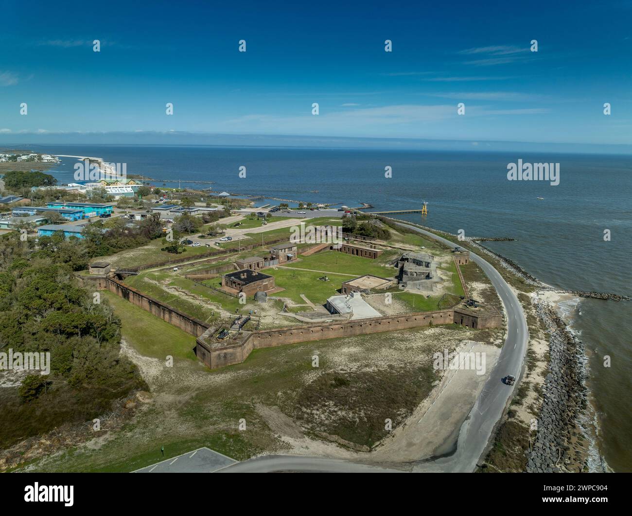 Vue aérienne Fort gaines sur Dauphin Island installation militaire en forme d'étoile en brique contrôlant l'accès à Mobile Alabama depuis Golf of Mexico Banque D'Images