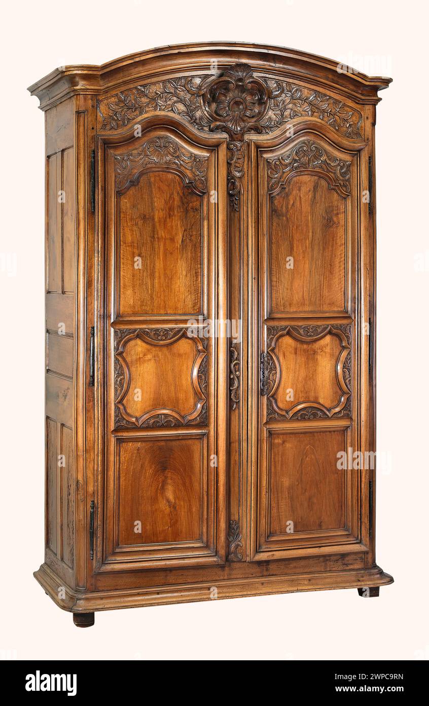 Armoire Grande armoire de rangement sculptée en bois avec chemin de clipsage. Banque D'Images