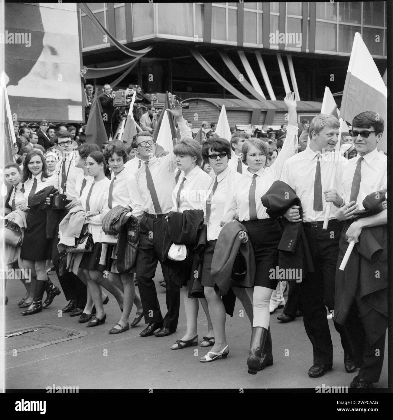 Photographie de la procession du 1er mai dans la rue Marszałkowska à Varsovie le 1er mai 1968, montrant des participants portant des uniformes et des banderoles de cérémonie. Banque D'Images