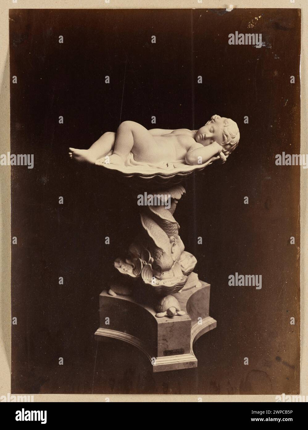 Cette photographie de 1868 de Lorenzo Suscipj reproduit l'œuvre de Wiktor Brodzki « Cupidon in the Shell », représentant une figure mythologique de Rome du XIXe siècle. Banque D'Images