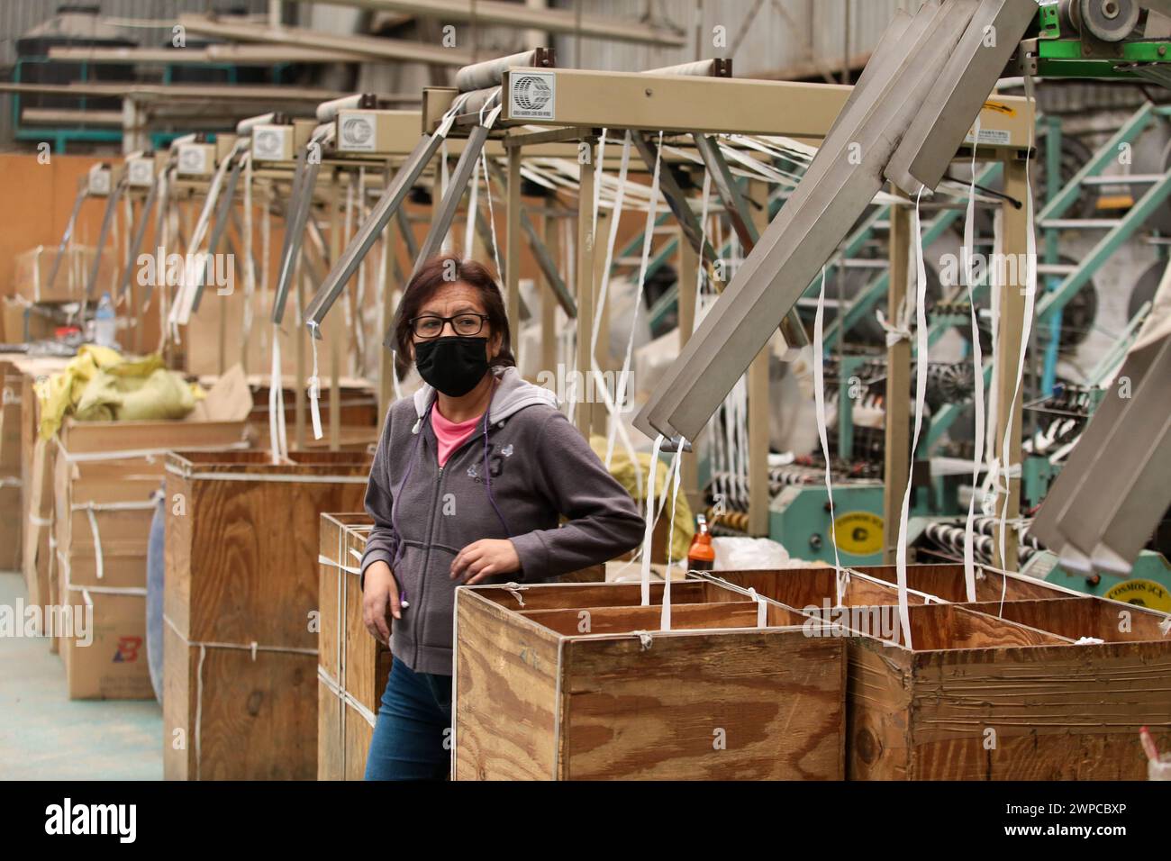 6 mars 2024, Ecatepec de Morelos, Mexique : Une femme est vue lors de la production de fermetures qui sont utilisées pour divers articles tels que sacs à dos, sacs à main, sacs à main, vêtements, entre autres dans l'usine GLACÉE DE fils et de fermetures Surcomex S.A de C.V. L'usine durable qui utilise des matériaux recyclés pour éviter la pollution de l'environnement. Beaucoup de ses employés ont été victimes de violence sexiste, donc ICY Surcomex offre des possibilités d’emploi aux personnes vulnérables. 6 mars 2024 à Ecatepec de Morelos, Mexique. (Photo de Rick Cruz/Eyepix Group/SIPA USA) Banque D'Images