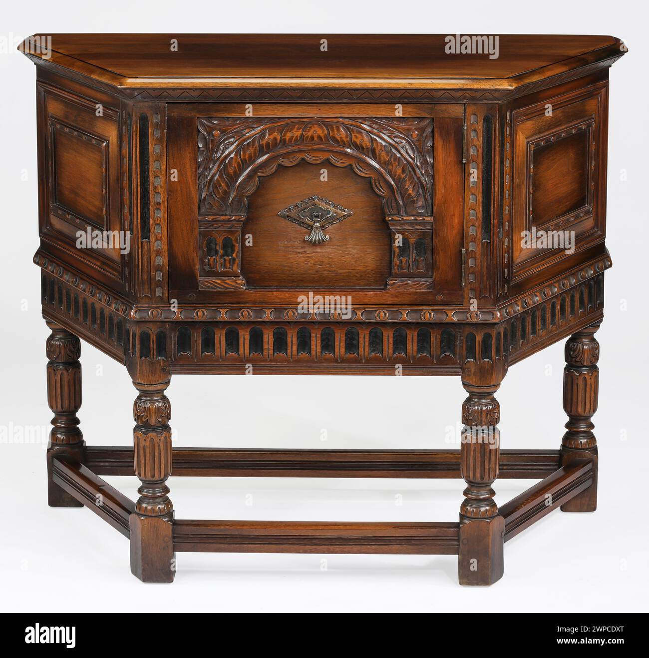 Buffet style table en bois sculpté avec chemin de coupe. Banque D'Images