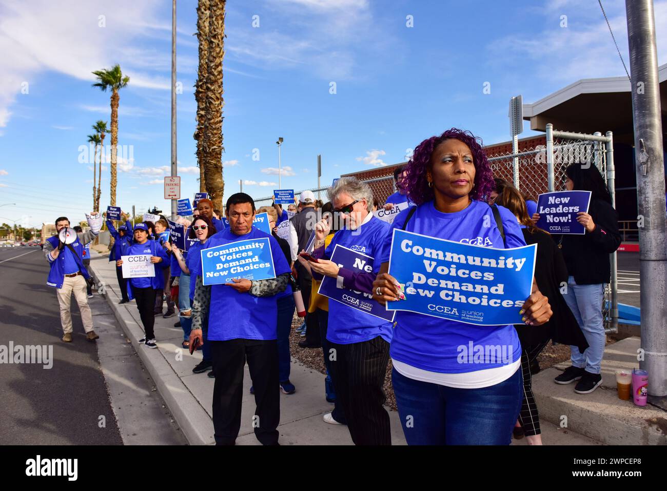 Las Vegas, Nevada, États-Unis, 6 mars 2024 - Clark County Education Association, CCEA, des enseignants et des membres du syndicat organisent une manifestation dans les bureaux du Clark County Education Center, protestant contre les commissaires scolaires pour embaucher un nouveau surintendant d'une recherche nationale, et non pour promouvoir dans le district. Ils veulent le meilleur candidat pour le poste. Le Clark County Nevada School System est le 5e plus grand du pays. Crédit photo : Ken Howard/Alamy Live News Banque D'Images