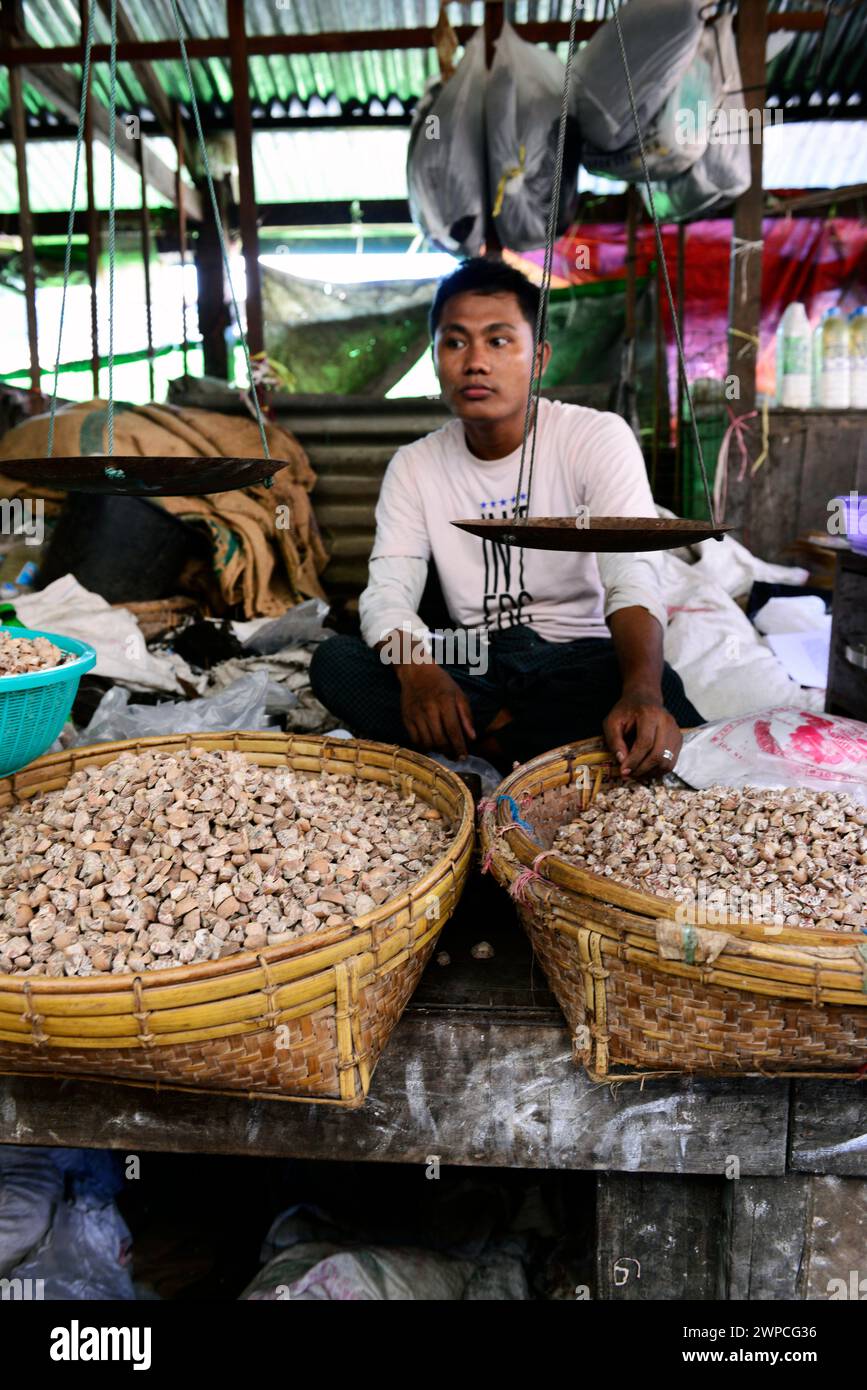 Le marché coloré et dynamique des produits frais à Sittwe, Myanmar. Banque D'Images