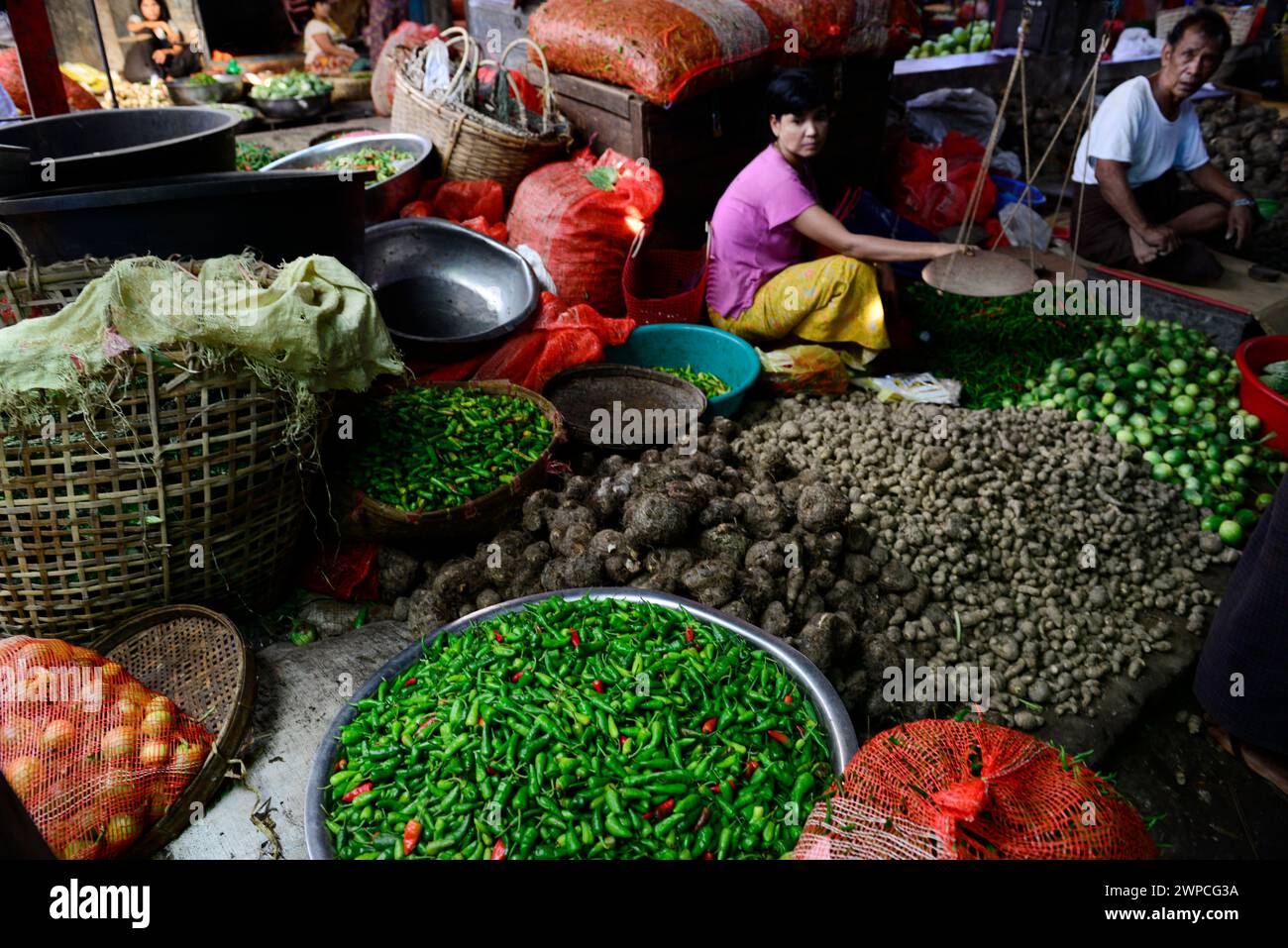Le marché coloré et dynamique des produits frais à Sittwe, Myanmar. Banque D'Images