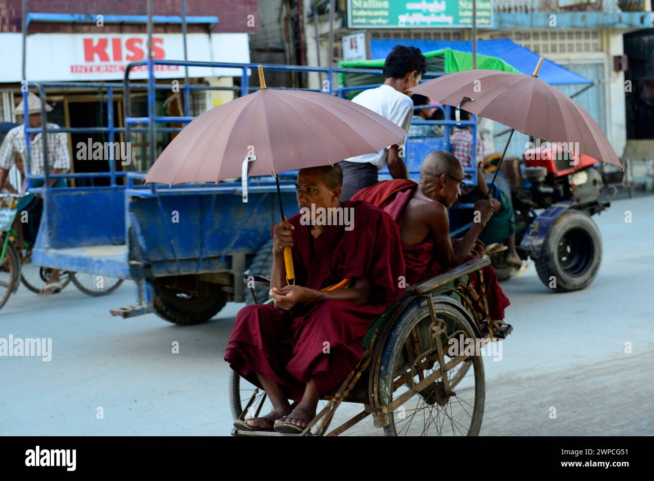 Moines bouddhistes Arkanais sur un trishaw à Sittwe, Myanmar. Banque D'Images