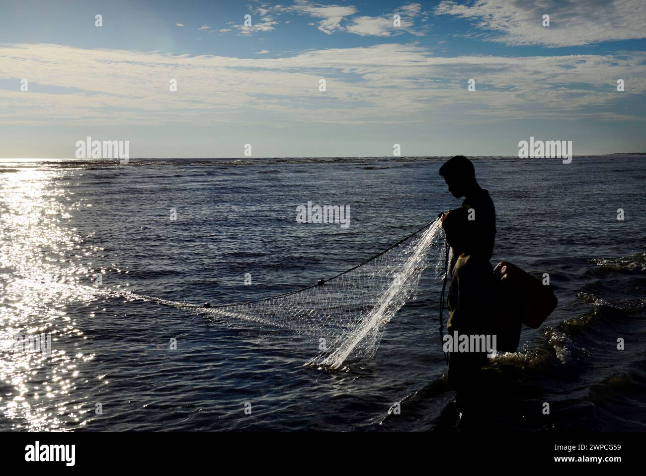 Pêche sur la plage de Sittwe, baie du Bengale, Myanmar. Banque D'Images
