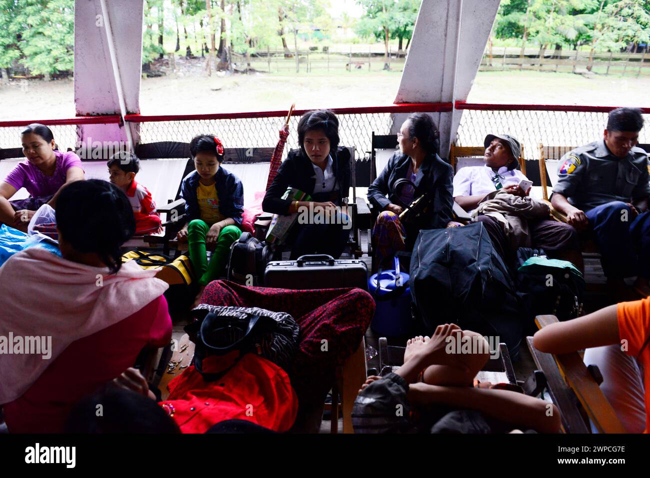 Voyager sur un vieux ferry par jour de pluie entre Sittwe et Mrauk-U sur la rivière Kaladan dans l'État de Rakhine dans l'ouest du Myanmar. Banque D'Images