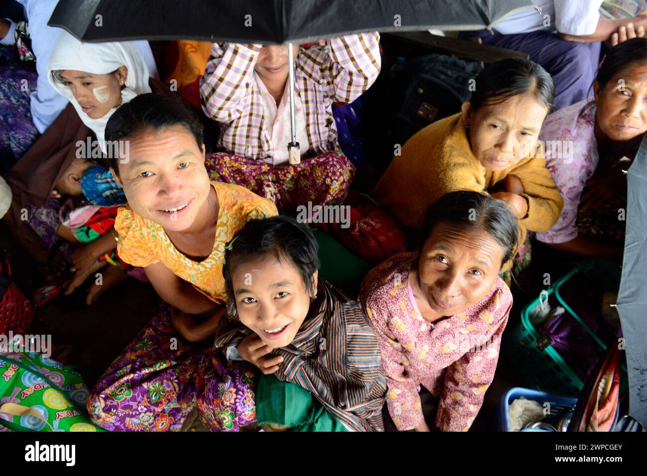 Passagers sur le ferry entre Sittwe et Mrauk-U au Myanmar. Banque D'Images