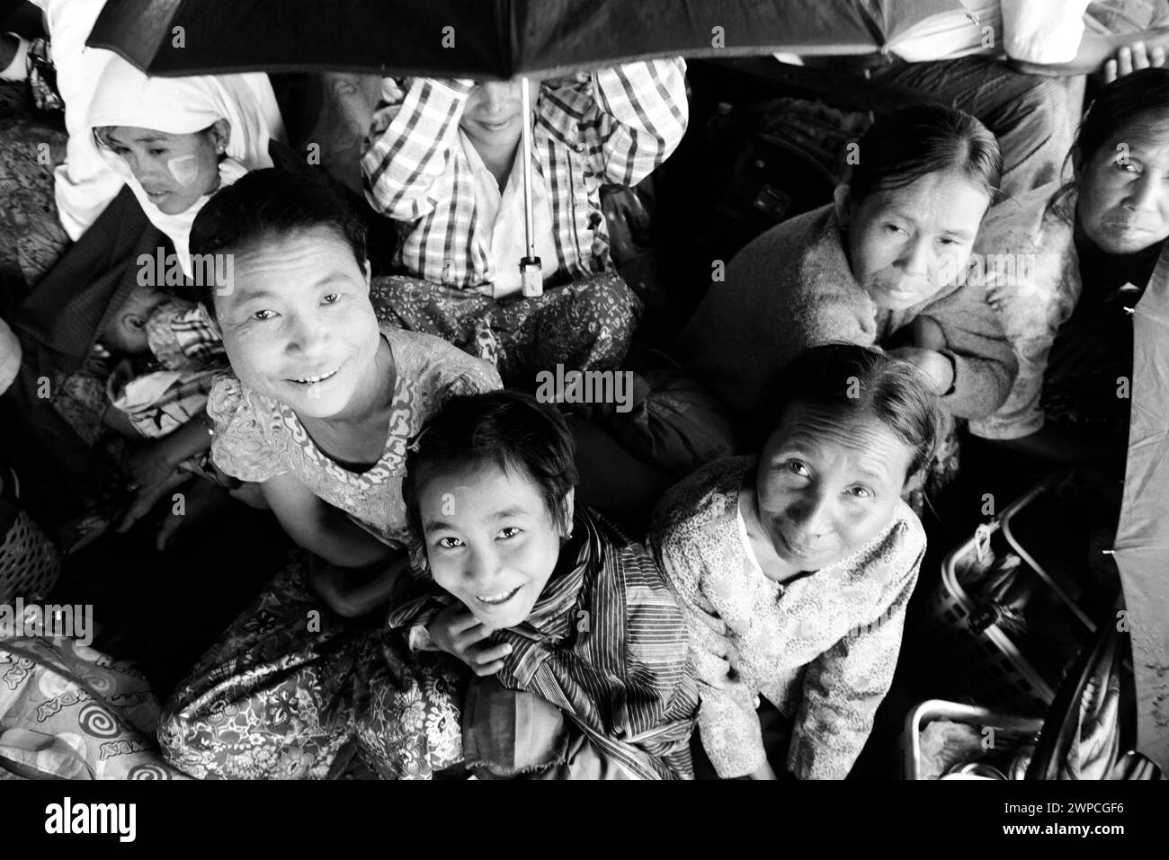 Passagers sur le ferry entre Sittwe et Mrauk-U au Myanmar. Banque D'Images