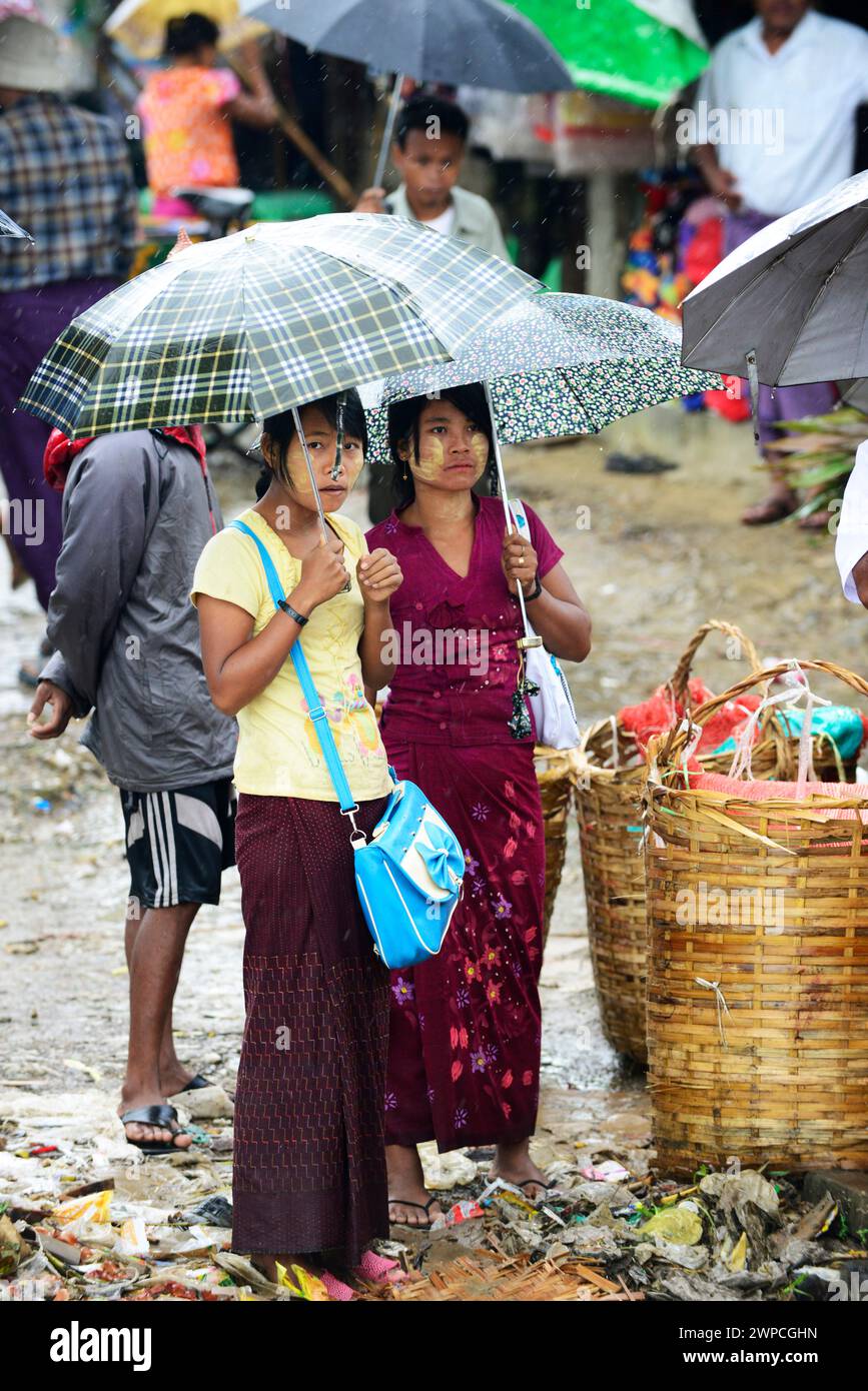 Fortes pluies de mousson le long de la rivière Kaladan dans l'État de Rakhine dans l'ouest du Myanmar. Banque D'Images