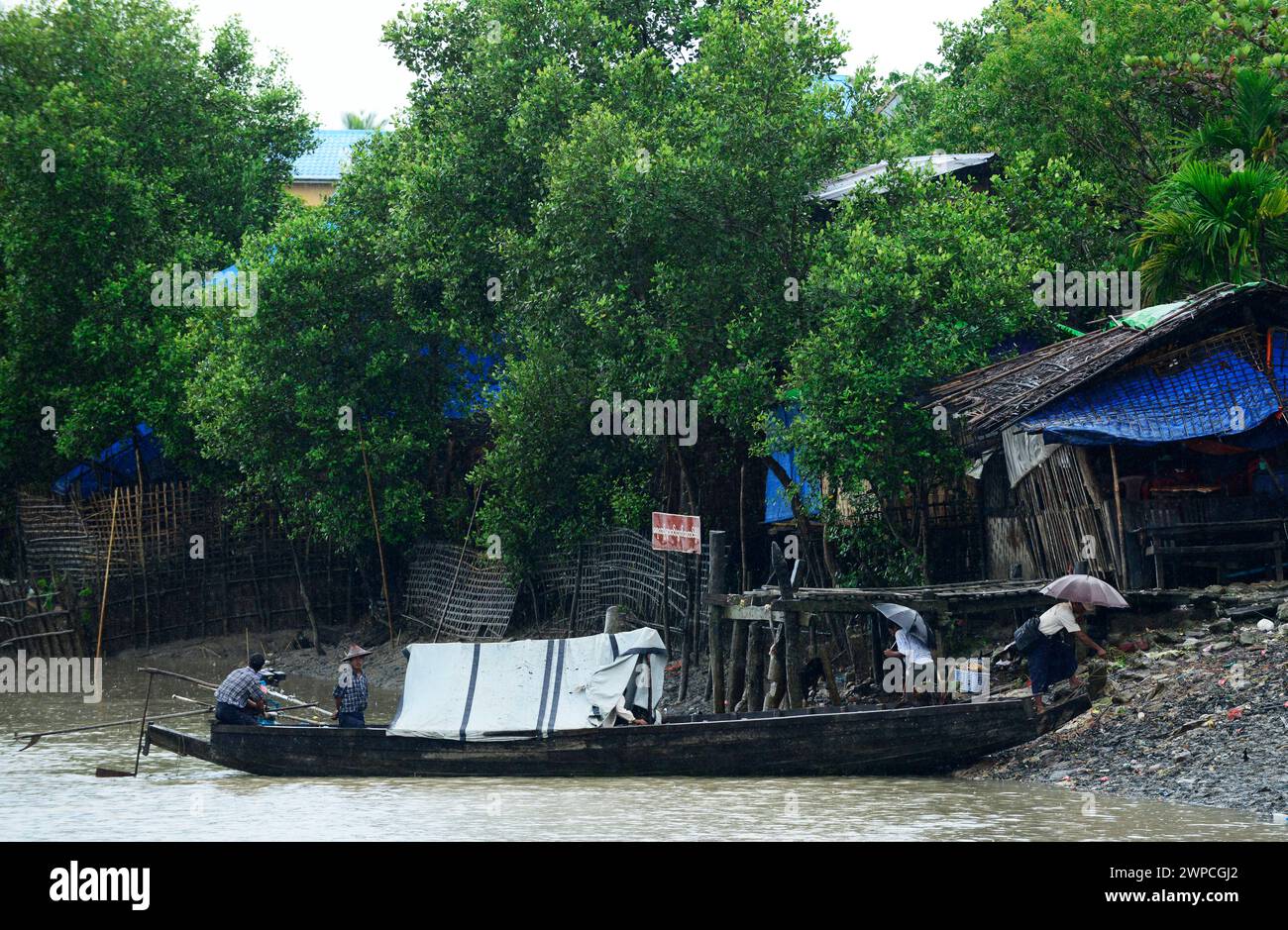 Fortes pluies de mousson le long de la rivière Kaladan dans l'État de Rakhine dans l'ouest du Myanmar. Banque D'Images