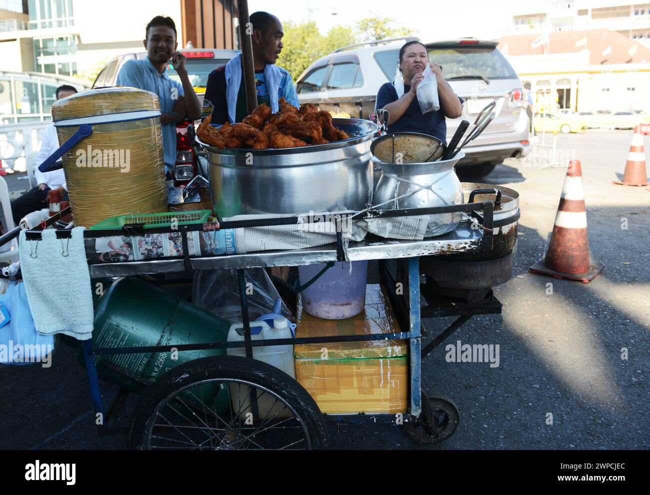 Vendeurs de nourriture de rue le long de Maha Rat Rd à Bangkok, Thaïlande. Banque D'Images