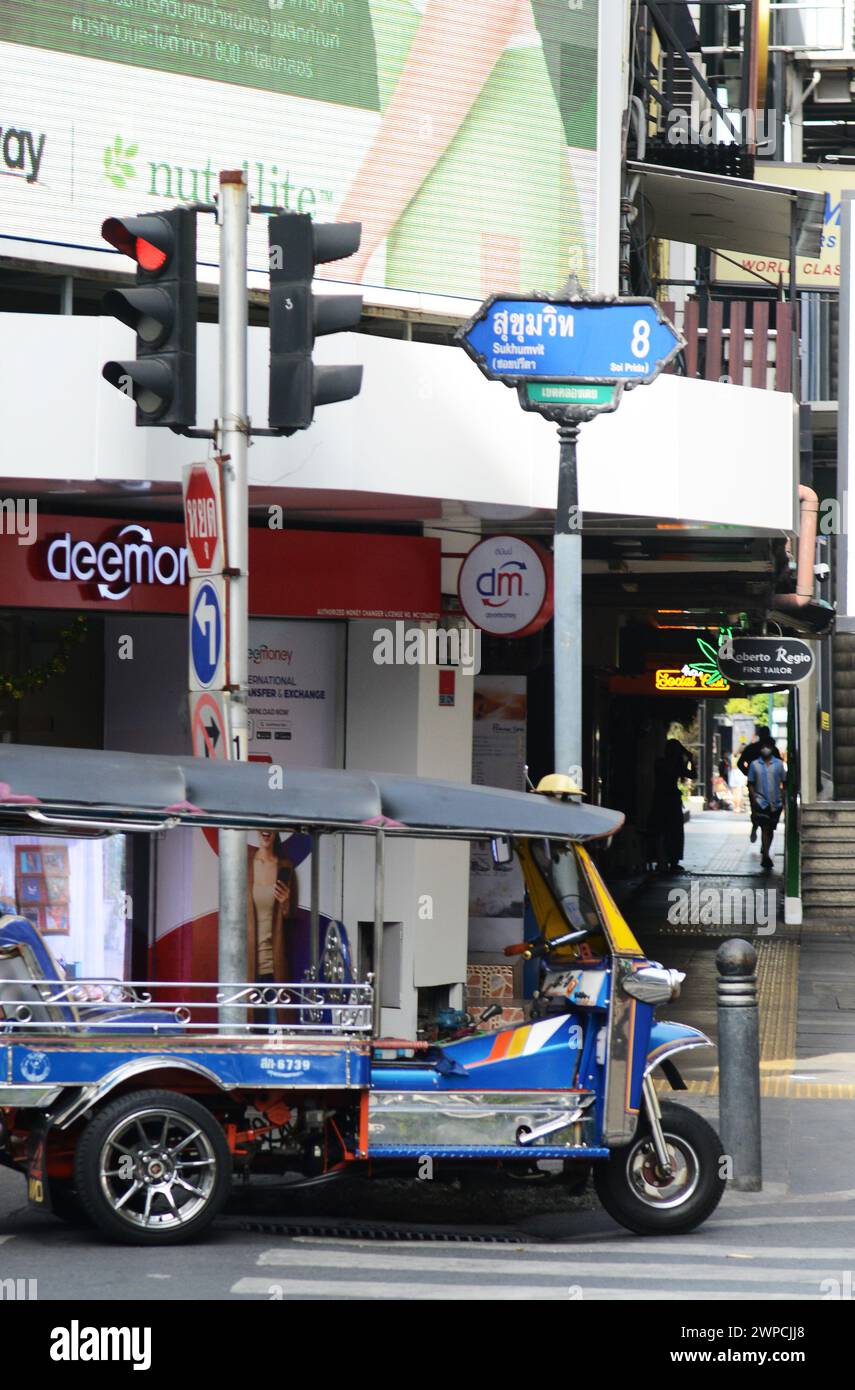 Un Tuktuk garé sous le panneau routier de Sukhumvit Road soi 8. Bangkok, Thaïlande. Banque D'Images