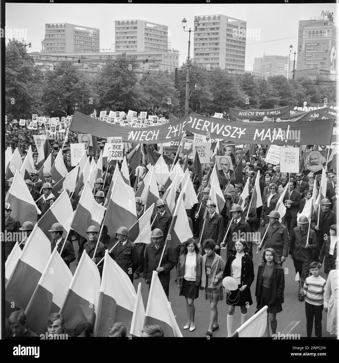 Photographie de la procession du 1er mai sur la rue Marszałkowska à Varsovie le 1er mai 1968, montrant la participation du public et les éléments cérémoniels. Banque D'Images