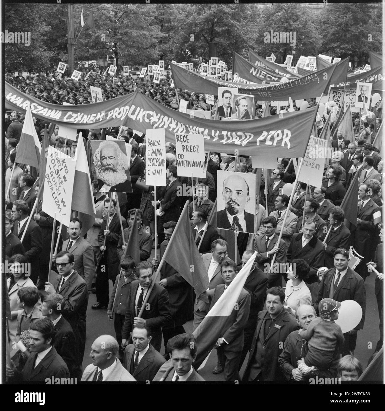 Photographie représentant la procession du 1er mai sur la rue Marszałkowska, Varsovie, 1968, illustrant la participation du public et des cérémonies. Banque D'Images