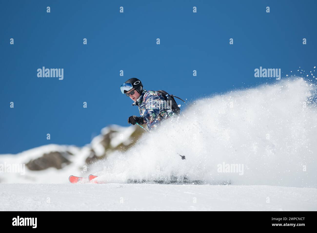 Grandvalira, Andorre : 2024 février 5 : skieur sur les pistes de Grandvalira en Andorre en hiver 2024. Banque D'Images